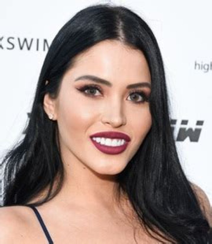Claudia Alende Height Weight Bra Size