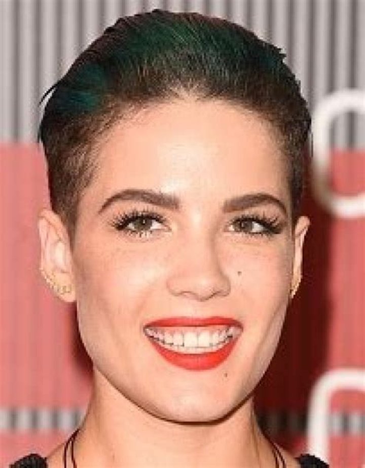 Halsey Bra Size, Age, Weight, Height, Measurements