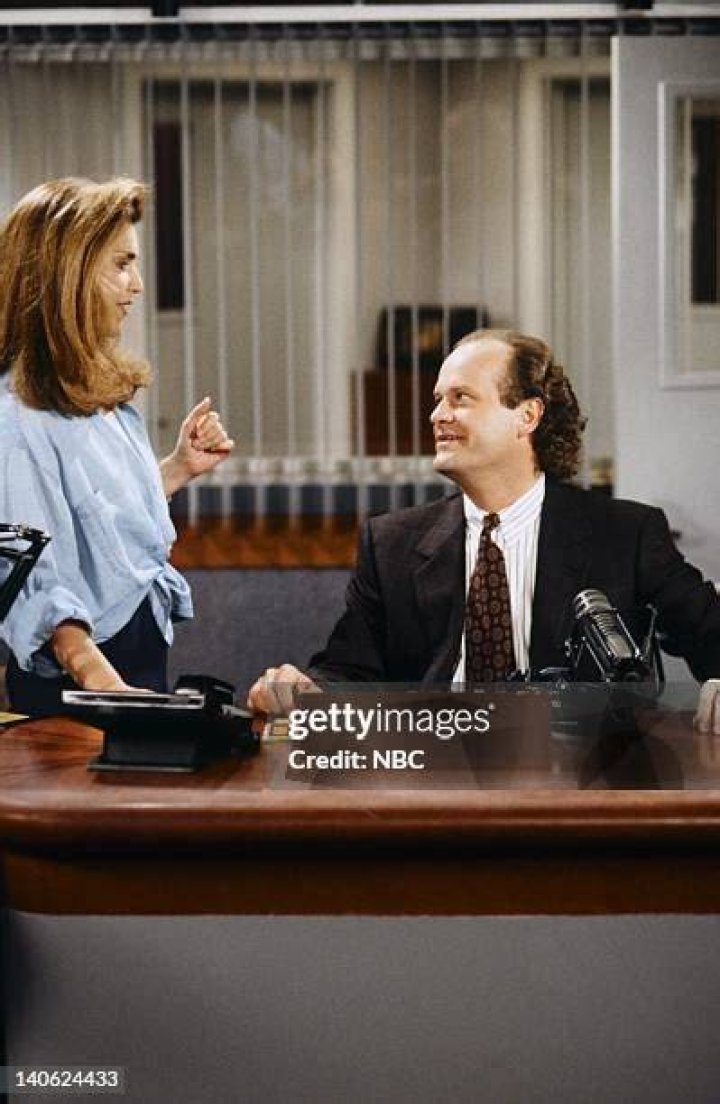 Roz Doyle and Frasier Crane reunite in the season 1 finale of the Frasier reboot.